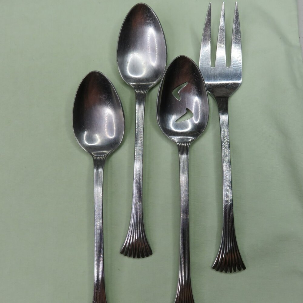 Bretton Woods Lot of 32 Reed & Barton Salad Teaspoon Soup Fork Knife Serving - Picture 2 of 8